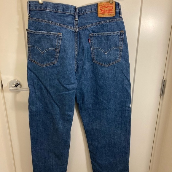 LEVI’S 550  36 x 32 Relaxed Tapered Mid-Wash Jeans - Picture 2 of 4